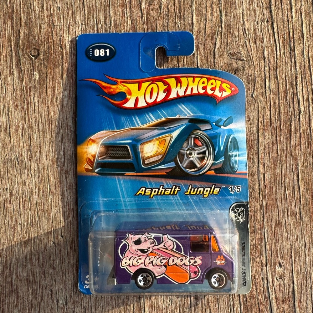 Hot Wheels Asphalt Jungle Combat Ambulance / 2005 / 081 / Big Pig Dogs